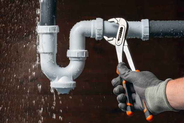 Professional Emergency Plumber technician working in Coral, PA